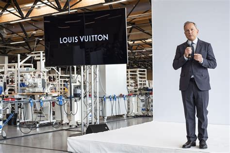 holly burke louis vuitton|Handover at the Head of LVMH Fashion Group.